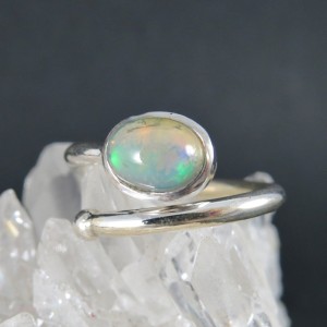 Anillo ópalo blanco y plata