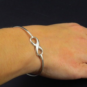 Pulsera rígida infinito