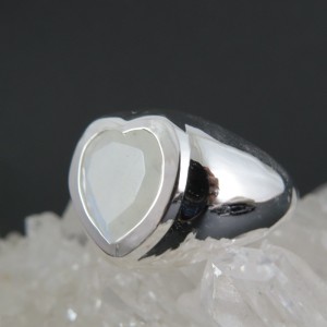 Anillo corazón piedra luna y plata