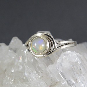 Anillo ópalo blanco y plata