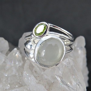 Anillo prehnita, olivino y plata