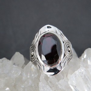 Anillo granate y plata