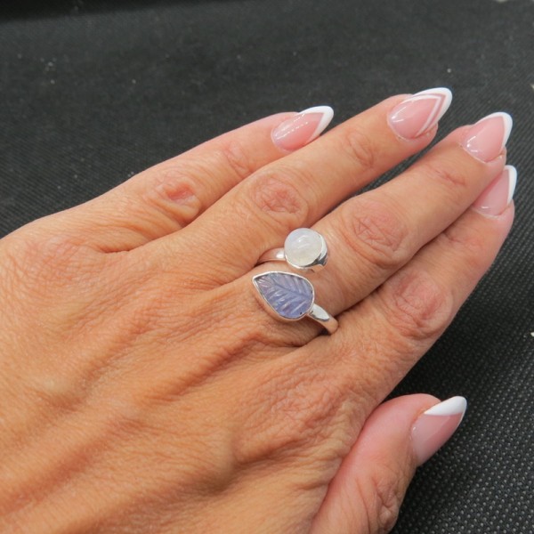 Anillo tanzanita, piedra luna y plata