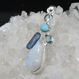 Colgante piedra luna, cianita, topacio, larimar y plata