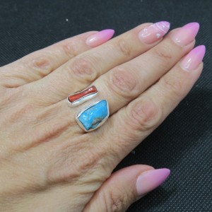 Anillo turquesa, coral y plata