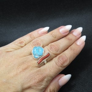 Anillo turquesa, coral y plata