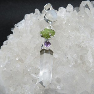 Colgante punta cuarzo cristal de roca y piedras semipreciosas