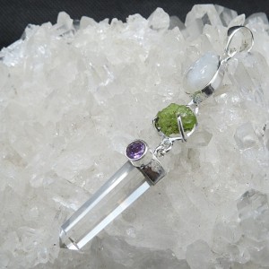 Colgante punta cuarzo cristal de roca y piedras semipreciosas