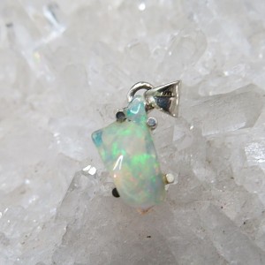 Colgante ópalo blanco y plata