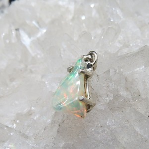 Colgante ópalo blanco y plata