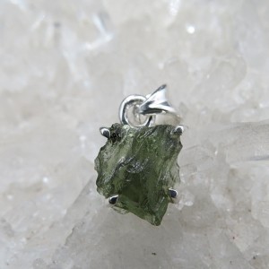 Colgante moldavita y plata