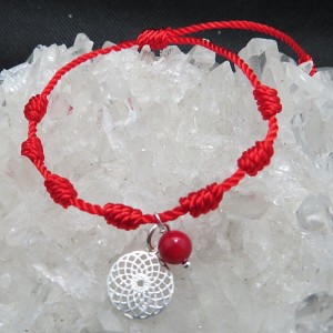 Pulsera 7 nudos con coral y mini colgante Torus