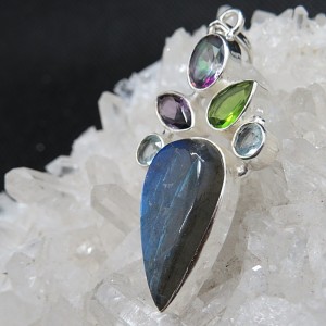 Colgante Labradorita y piedras semipreciosas y plata
