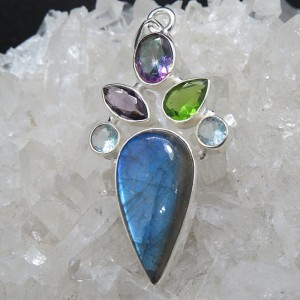 Colgante Labradorita y piedras semipreciosas y plata