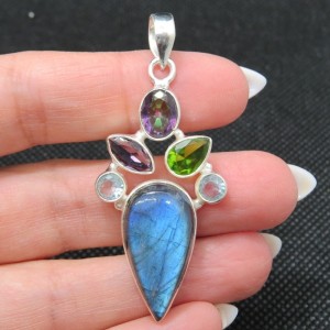 Colgante Labradorita y piedras semipreciosas y plata