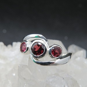 Anillo granate y plata