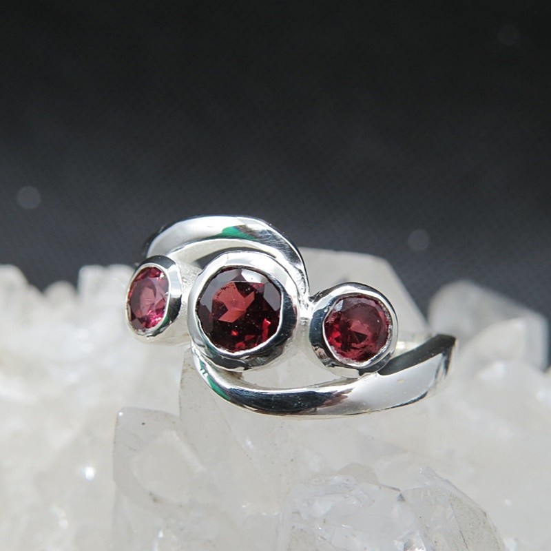 Anillo granate y plata