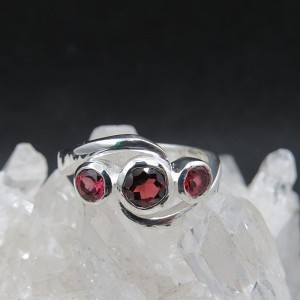 Anillo granate y plata