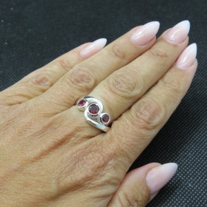 Anillo granate y plata