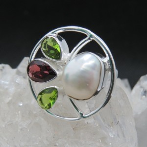 Anillo perla, olivino, granate y plata
