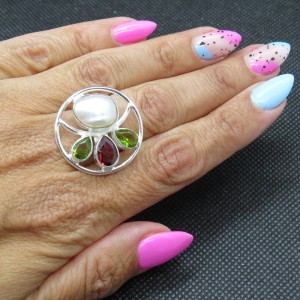 Anillo perla, olivino, granate y plata