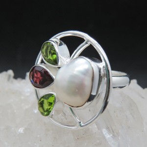 Anillo perla, olivino, granate y plata