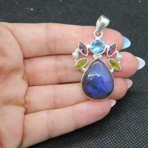Colgante Labradorita y piedras semipreciosas y plata