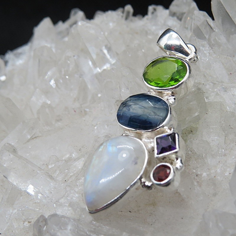 Colgante piedra luna con piedras semipreciosas y plata