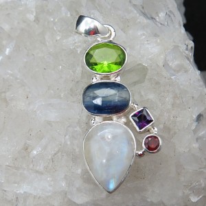Colgante piedra luna con piedras semipreciosas y plata