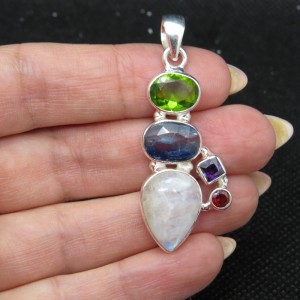 Colgante piedra luna con piedras semipreciosas y plata
