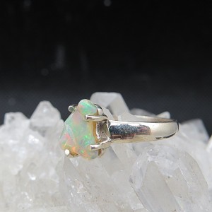 Anillo ópalo blanco natural y plata