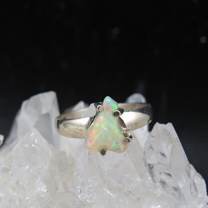Anillo ópalo blanco natural y plata