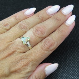 Anillo ópalo blanco natural y plata