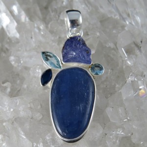 Colgante cianita y piedras semipreciosas y plata