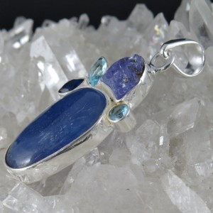 Colgante cianita y piedras semipreciosas y plata