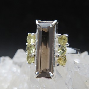 Anillo cuarzo ahumado, olivino y plata