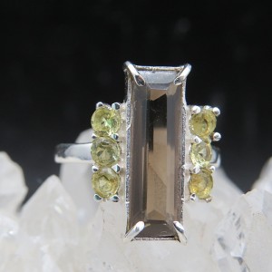 Anillo cuarzo ahumado, olivino y plata