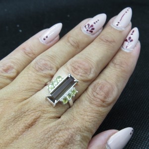 Anillo cuarzo ahumado, olivino y plata