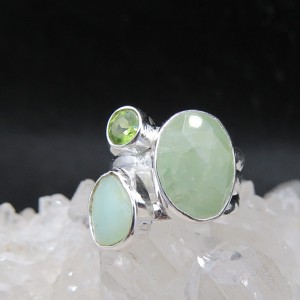Anillo prehnita, olivino y plata