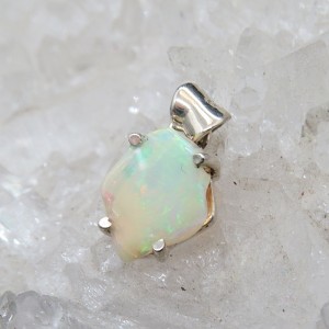 Colgante ópalo blanco y plata