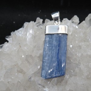 Colgante cianita y plata