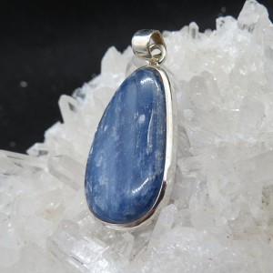 Colgante cianita y plata