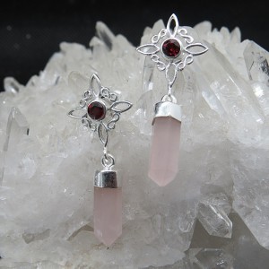 Pendientes nudo de bruja cuarzo rosa y granate