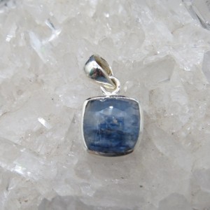 Colgante cianita y plata