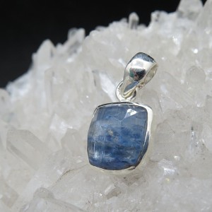 Colgante cianita y plata