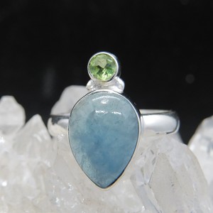 Anillo aguamarina, olivino y plata