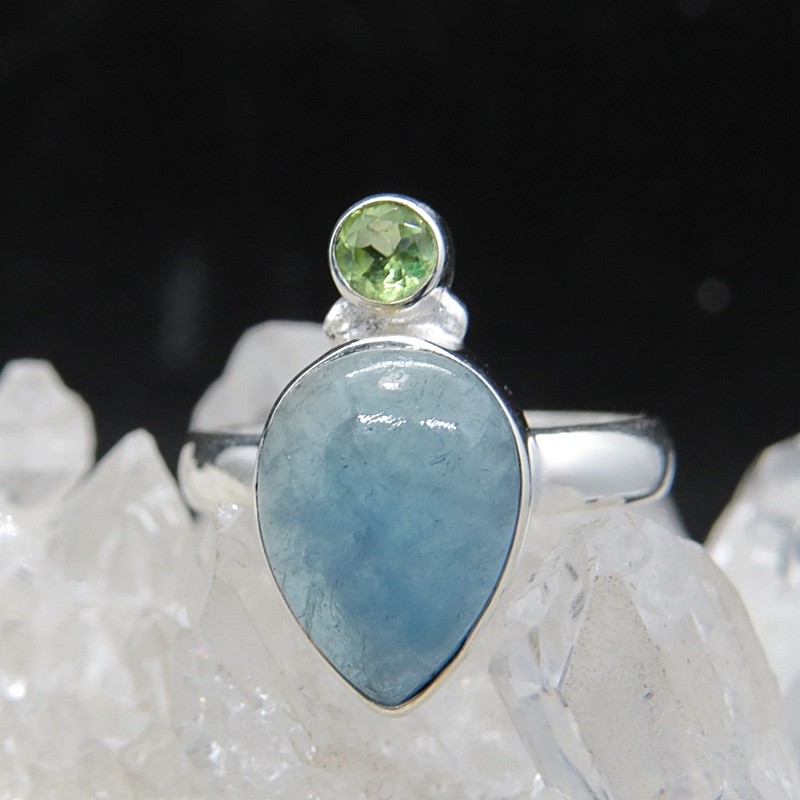 Anillo aguamarina, olivino y plata