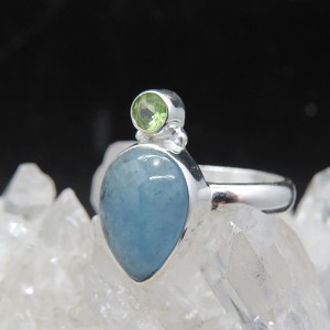 Anillo aguamarina, olivino y plata