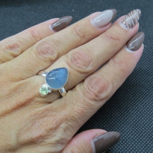 Anillo aguamarina, olivino y plata