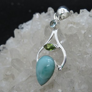 Colgante larimar, topacio, olivino y plata